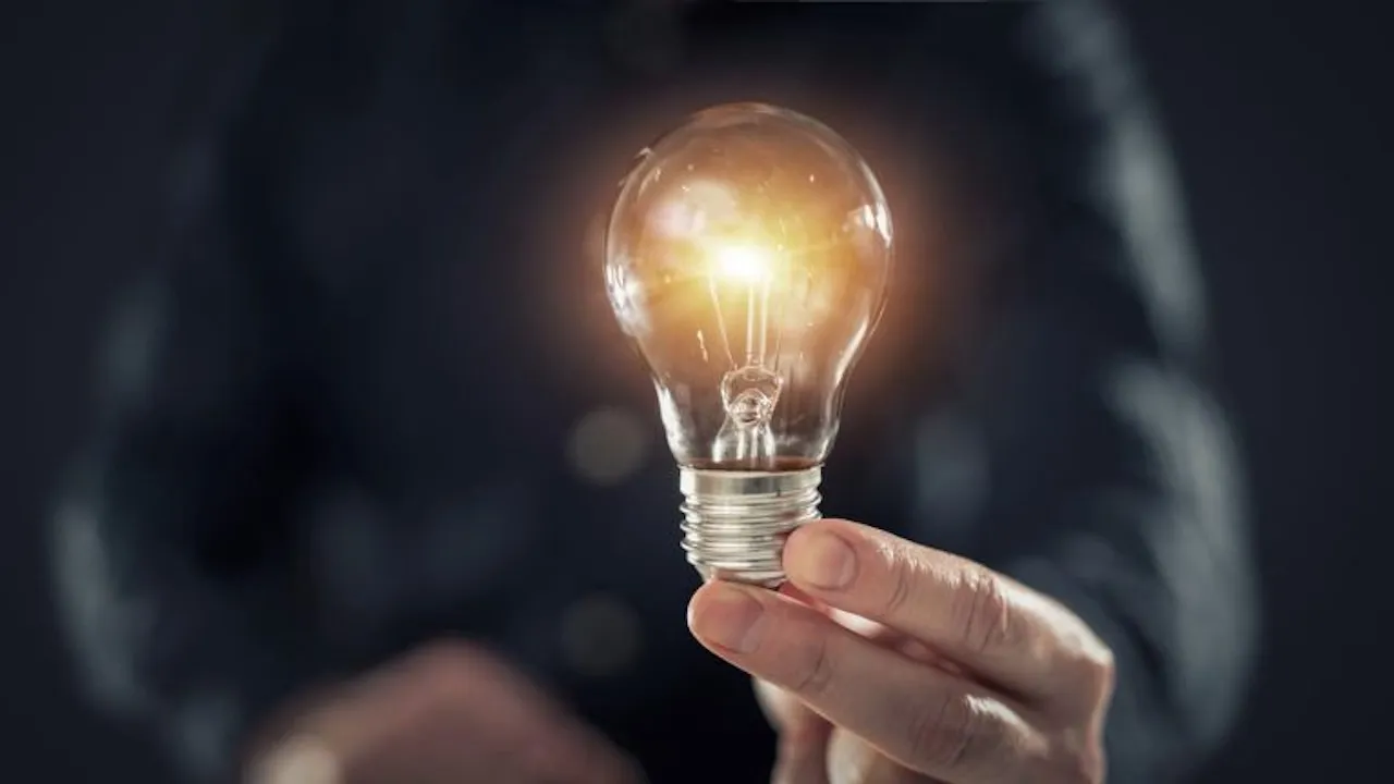 Daimon Energy - Beleuchtung - eine Person, die die Glühbirne hält